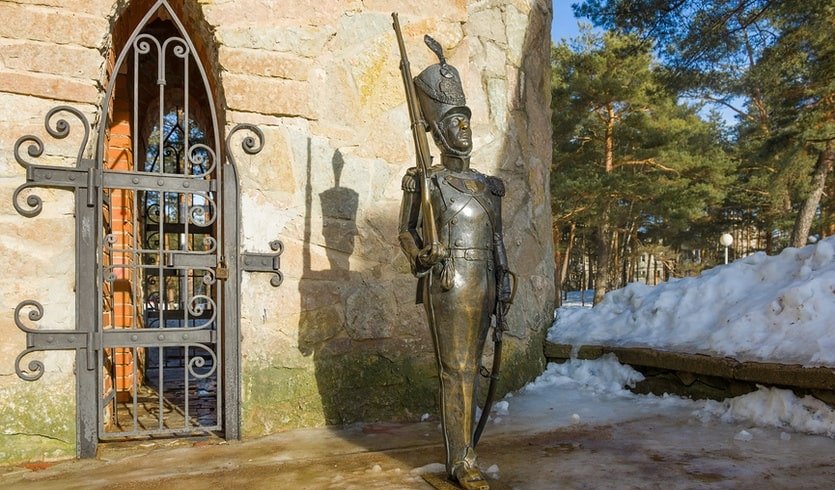 Скульптура оловянного солдатика – Сборные экскурсии для школьников в Санкт-Петербурге Скульптура оловянного солдатика – Сборные экскурсии для школьников в Санкт-Петербурге