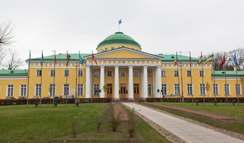 Таврический дворец и флаги СНГ стран – сборные экскурсии для школьников в Санкт-Петербурге от 900 рублей