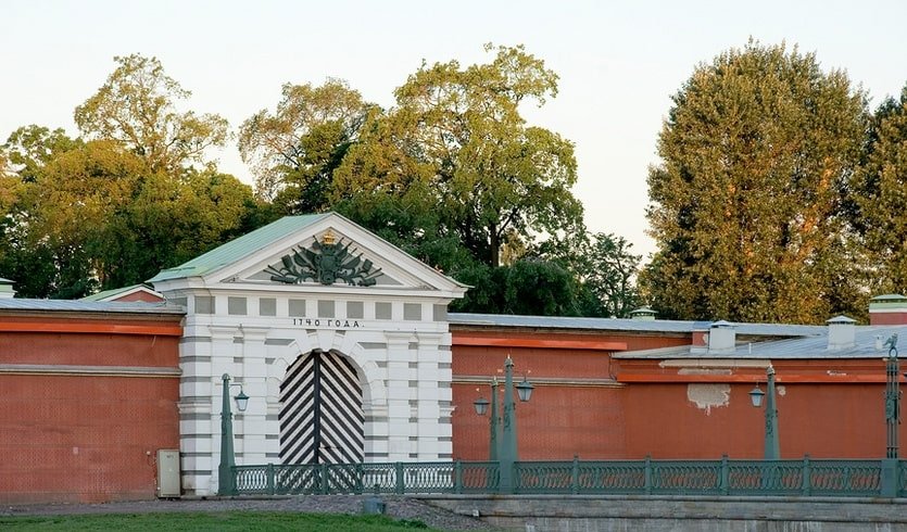 Ворота Иоанновского равелина – сборные экскурсии для школьников в Санкт-Петербурге от 650 рублей