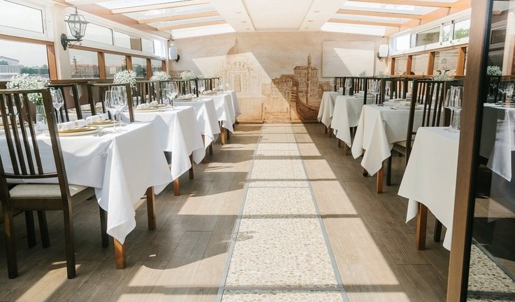 Нижняя палуба – аренда теплохода в СПб от 13000 рублей