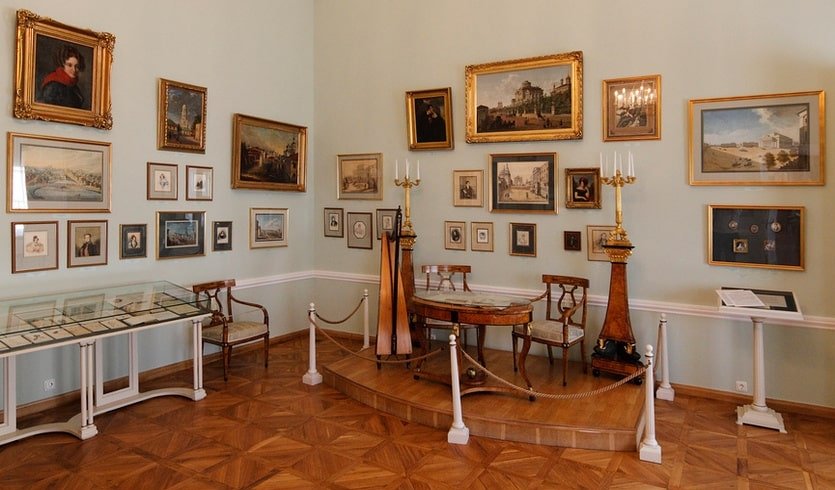 Комната с картинами – музеи