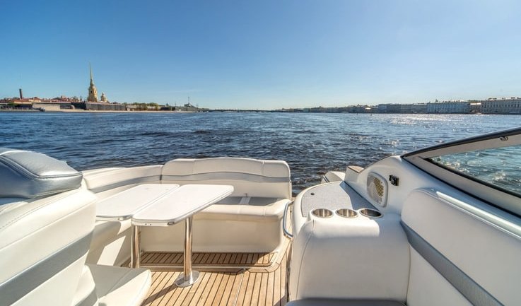 Корма катера – аренда катера в СПб от 20000 рублей Корма катера – аренда катера в СПб от 20000 рублей