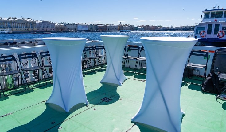 Верхняя палуба – аренда теплохода в СПб от 10500 рублей