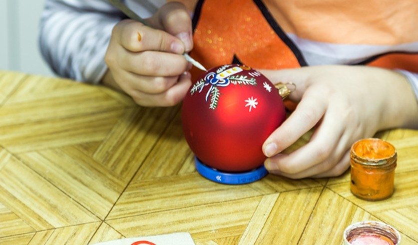 Роспись елочных игрушек — Сборные экскурсии для школьников в Санкт-Петербурге от 1190 рублей