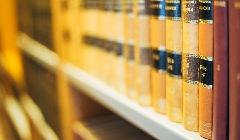 Старые книга на стеллажах – интерьерные экскурсии от 1200 рублей