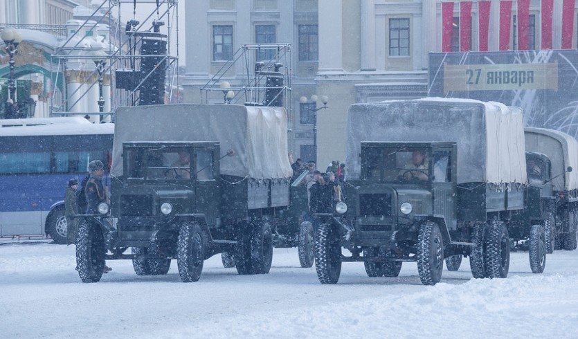 Советские грузовики ЗИС периода Великой Отечественной войны на военном параде в честь Дня полного снятия блокады Ленинграда – экскурсии для школьников в Санкт-Петербурге под заказ от 400 рублей
