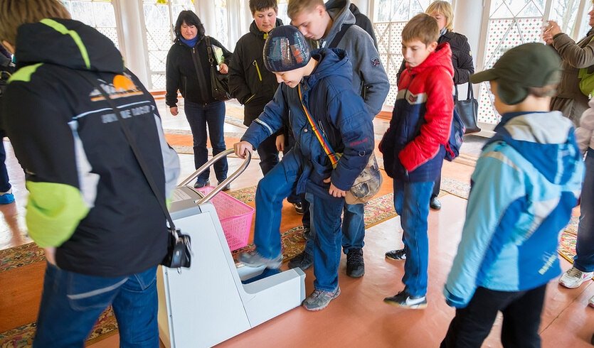 Дети надевают бахилы с помощью диспенсера для бахил – сборные экскурсии для школьников в Санкт-Петербурге Дети надевают бахилы с помощью диспенсера для бахил – сборные экскурсии для школьников в Санкт-Петербурге