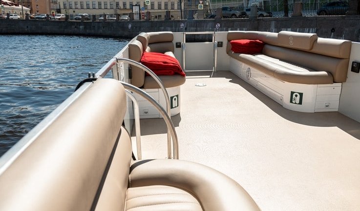 Катер внутри – аренда катера в СПб от 6500 рублей