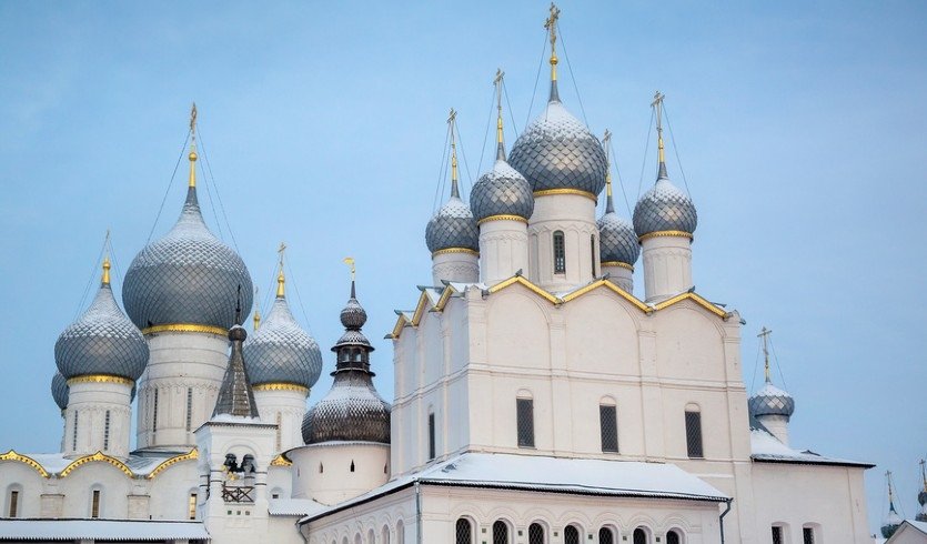 Купола Успенского собора и Воскресенской церкви на территории древнего кремля в городе Ростове Великом – туры по Золотому кольцу от 26900 рублей