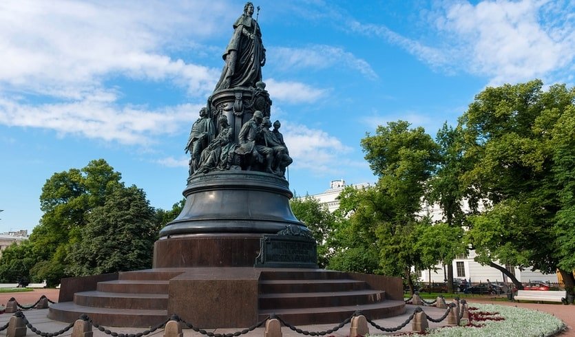 Бронзовый памятник Екатерине Великой – сборные экскурсии для школьников в Санкт-Петербурге от 850 рублей