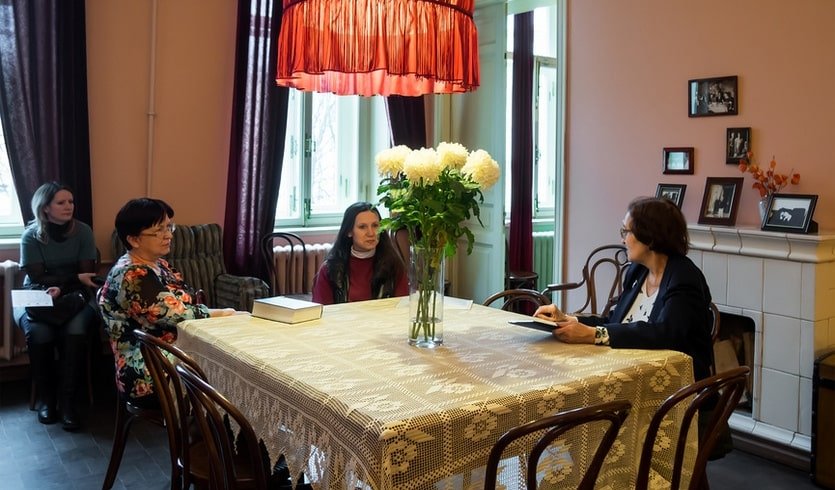 Экскурсовод рассказывает о жизни Анны Ахматовой – экскурсии и программы для детей от 160 рублей