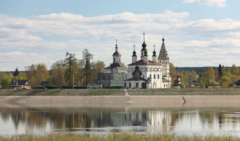 Вид на ансамбль церквей в Дымковской слободе с левого берега Сухоны. Великий Устюг — Туры в Великий Устюг от 6400 рублей Вид на ансамбль церквей в Дымковской слободе с левого берега Сухоны. Великий Устюг — Туры в Великий Устюг от 6400 рублей