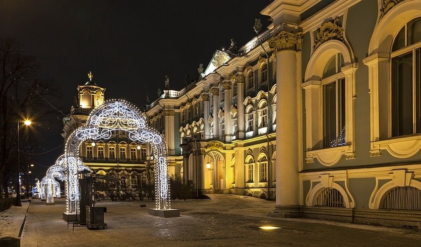 Новогодние арки у Эрмитаж – новогодние программы для школьных групп от 920 рублей