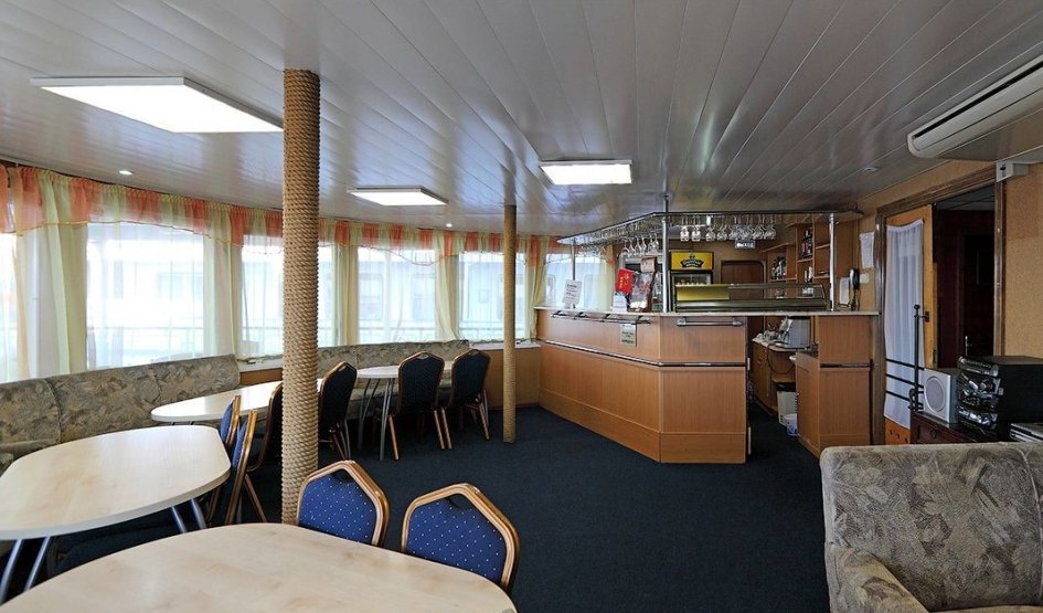 Бар на средней палубе