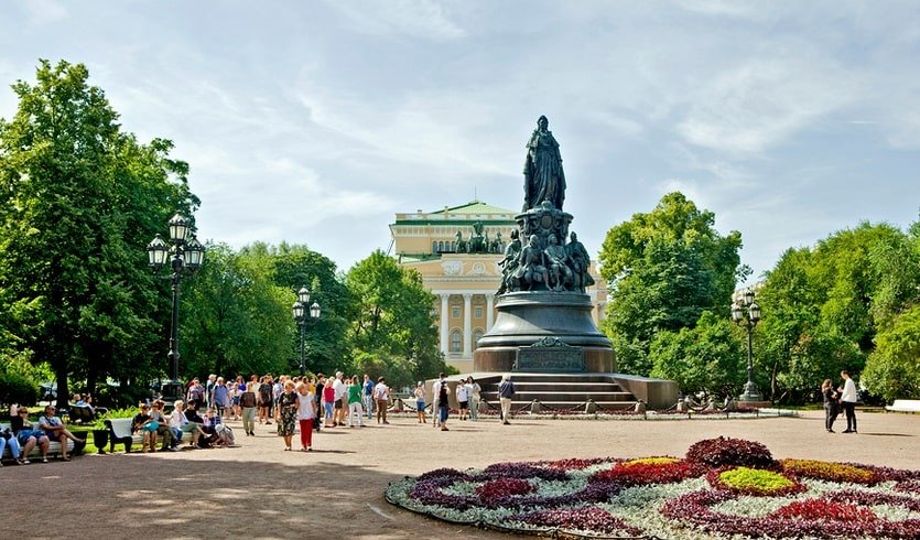 Памятник Екатерине II. Площадь Островского – сборные экскурсии для школьников в Санкт-Петербурге от 500 рублей Памятник Екатерине II. Площадь Островского – сборные экскурсии для школьников в Санкт-Петербурге от 500 рублей