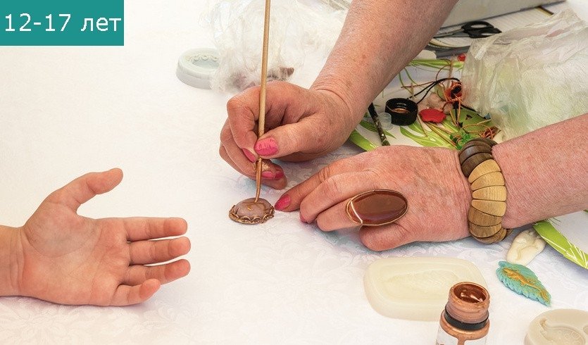 Мастер-класс по росписи яиц-подвесок (Ювелирный завод «Русские самоцветы») — фото №1 — Фотобанк Лори / Александр Бушков Мастер-класс по росписи яиц-подвесок (Ювелирный завод «Русские самоцветы») — Сборные экскурсии для школьников в Санкт-Петербурге от 1650 рублей