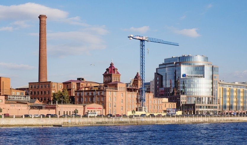 Старинные здания прядильно-ниточного комбината «Красная нить» на Выборгской набережной — Пешеходные экскурсии