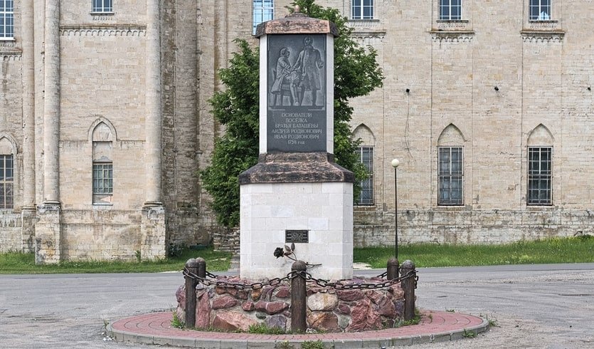 Гусь-Железный. Памятник основателям посёлка – туры по Центральной России от 13500 рублей Гусь-Железный. Памятник основателям посёлка – туры по Центральной России от 13500 рублей