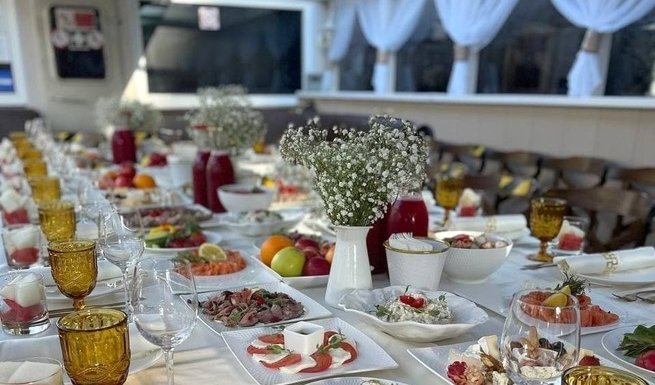 Накрытый стол – аренда теплохода в СПб от 9000 рублей