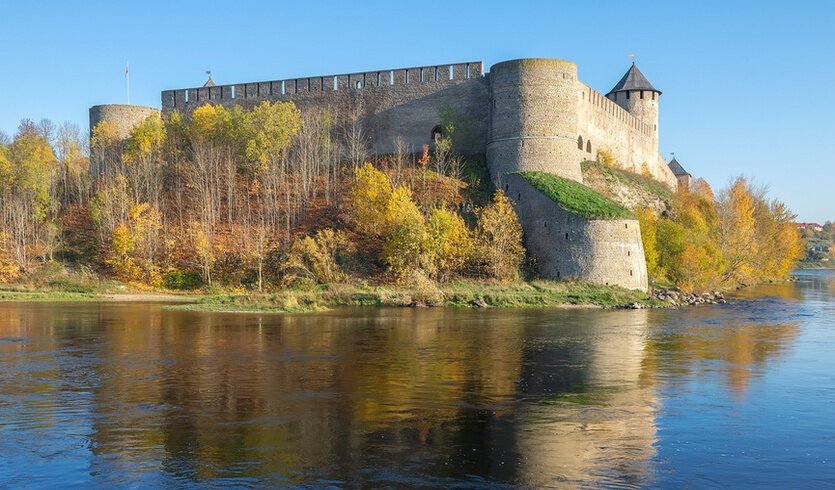 От Копорья до Ивангорода. Замки и творцы — фото № 2 — Фотобанк Лори / Виктор Карасев От Копорья до Ивангорода. Замки и творцы — Автобусные загородные