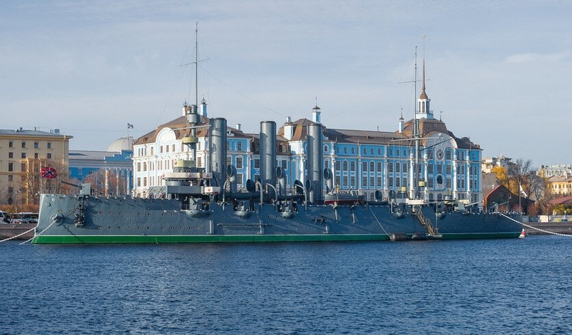 Крейсер «Аврора» на фоне здания Нахимовского военно-морского училища – водные экскурсии по рекам и каналам от 1000 рублей Крейсер «Аврора» на фоне здания Нахимовского военно-морского училища – водные экскурсии по рекам и каналам от 1000 рублей