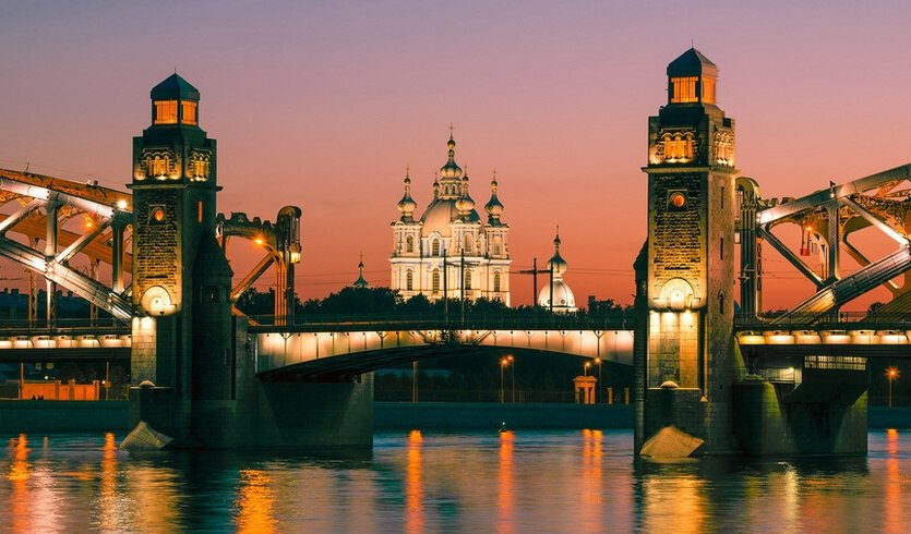Смольный собор в створе Большеохтинского моста – водные экскурсии по рекам и каналам от 600 рублей