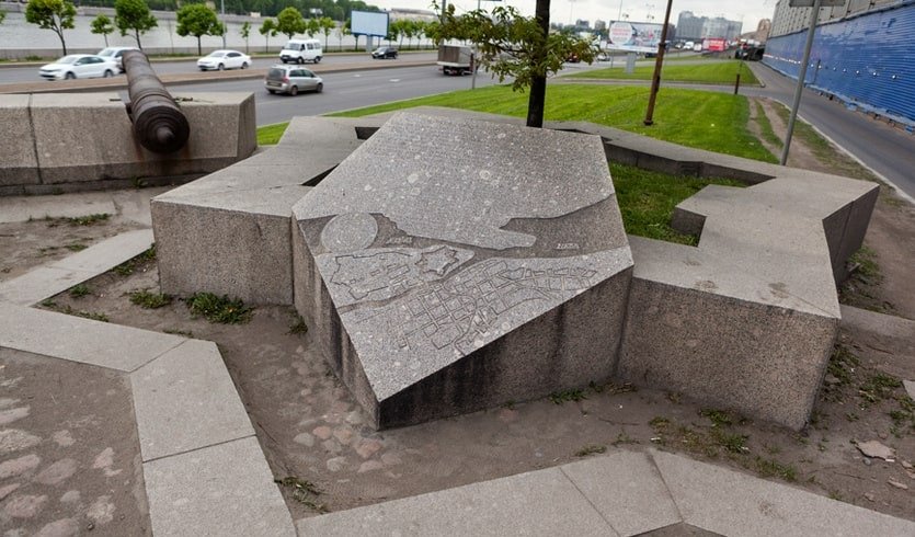 Памятный знак «Крепость Ниеншанц» – автобусные экскурсии от 1800 рублей