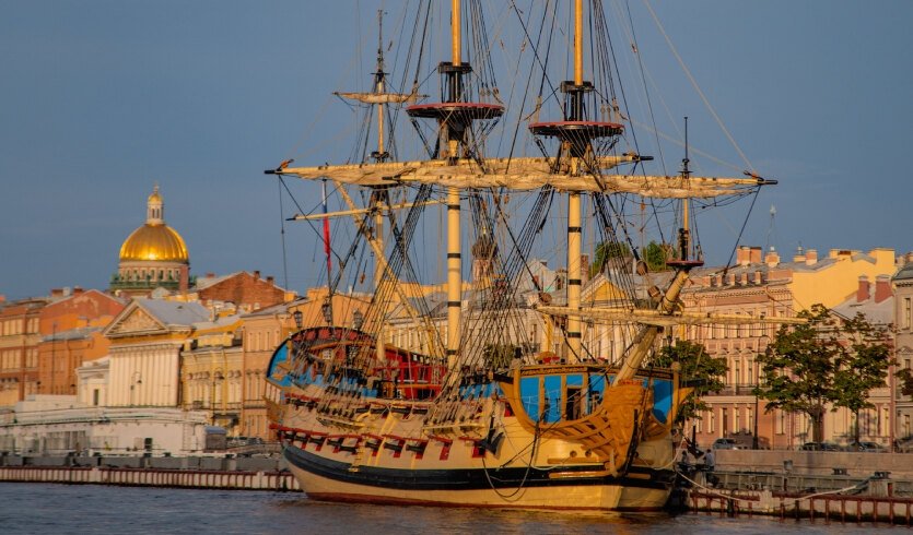 Корабль и купол Исаакиевского собора – водные экскурсии по рекам и каналам