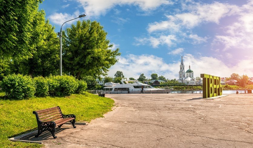 Яхта у причала в Твери – туры по Золотому кольцу от 25900 рублей  Яхта у причала в Твери – туры по Золотому кольцу от 25900 рублей