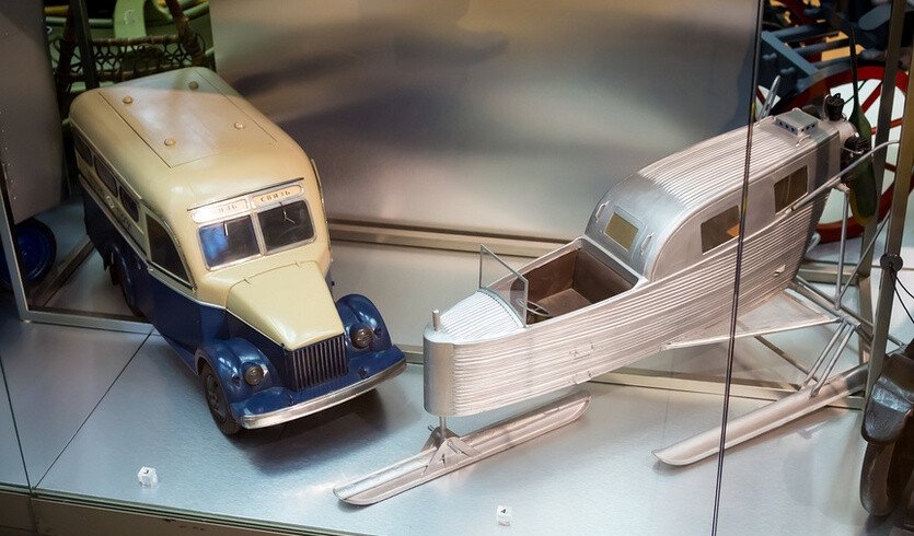 Модели почтового автомобиля и аэросаней, экспонаты центрального музея связи имени А.С. Попова – сборные экскурсии для школьников в Санкт-Петербурге