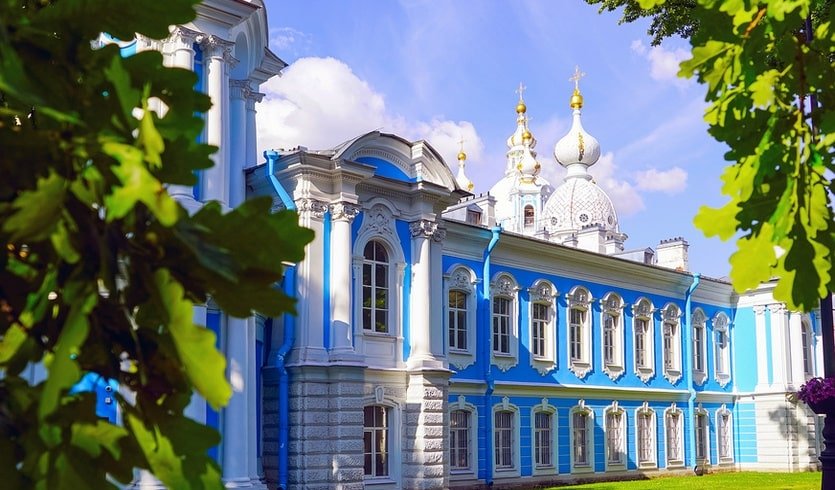 Купола Смольного собора – сборные экскурсии для школьников в Санкт-Петербурге от 200 рублей