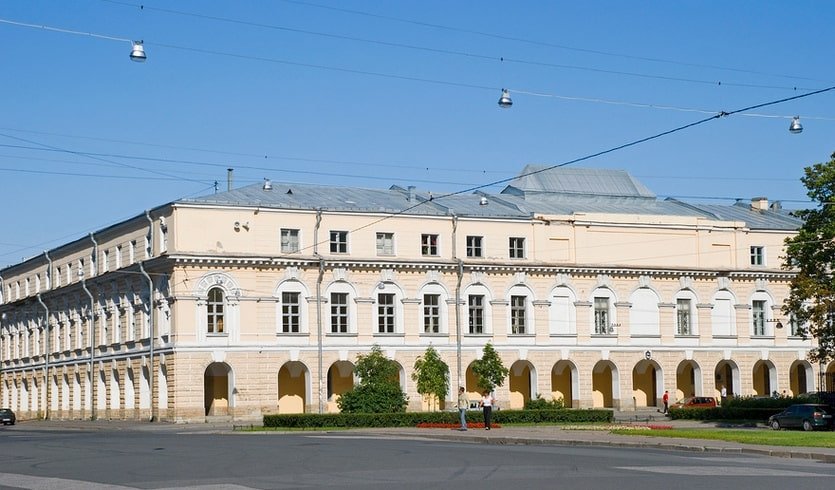 Здание Петербургского университета – пешеходные экскурсии от 800 рублей