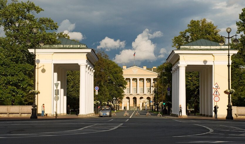 Обзорная экскурсия по Смольному с посещением бункера Жданова — Музеи
