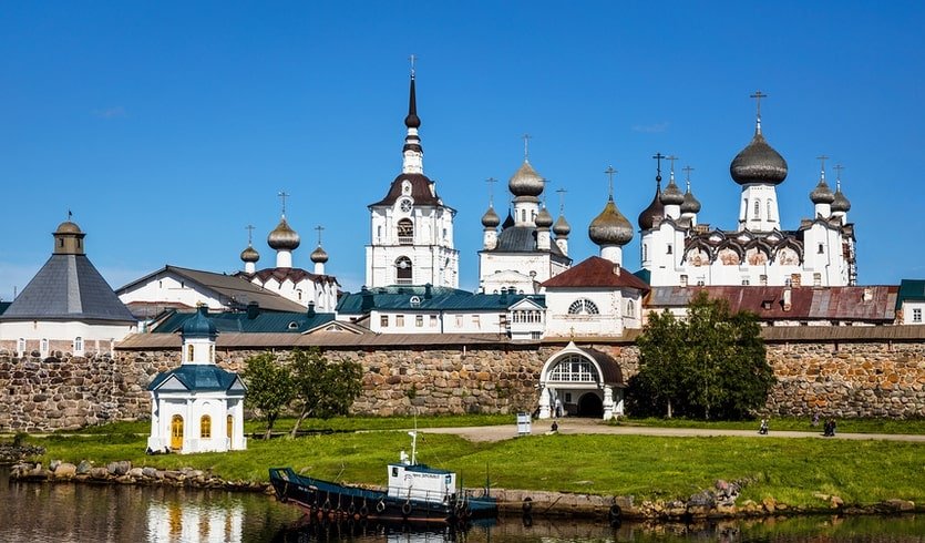 Вид на Спасо-Преображенский Соловецкий монастырь – речные круизы от 176400