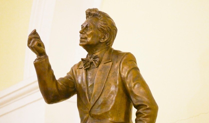 Скульптура А. И. Райкина в театре эстрады Санкт-Петербурга — Интерьерная экскурсия от 1300 рублей