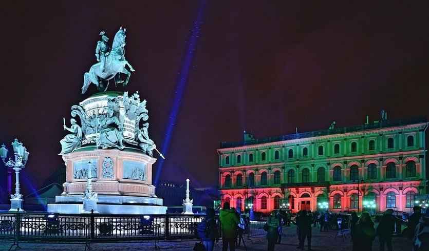Памятник Николаю Первому во время лазерного шоу – автобусные экскурсии от 780 рублей