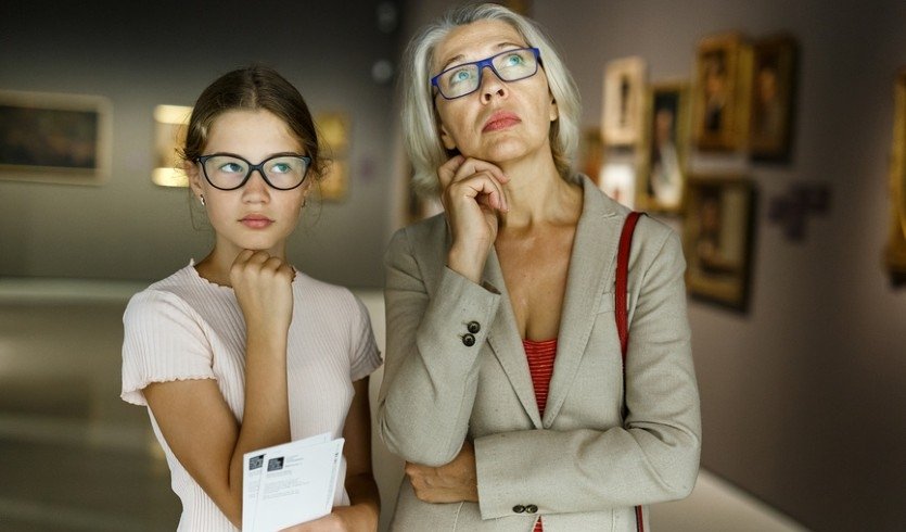 Девочка и женщина смотрят картины в музее – Музеи и общественные учреждения от 1450 рублей 