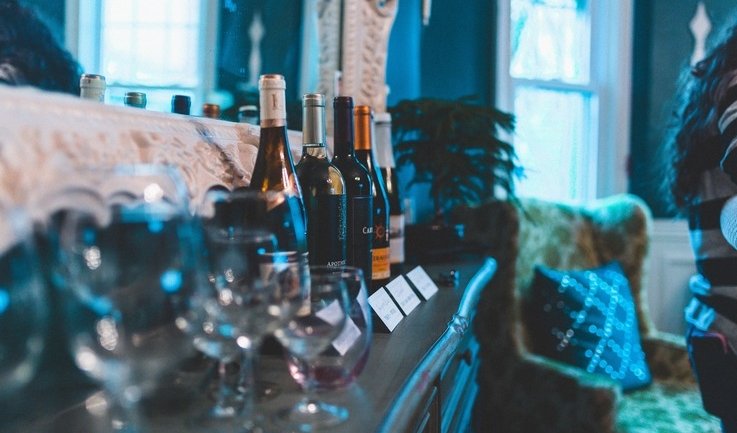 Интерьер кафе — новогодние корпоративы от 7600 рублей