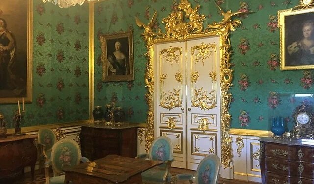 Зал Большого Петергофского дворца — сборные экскурсии, мастер-классы, квесты для школьников в Санкт-Петербурге от 450 рублей     Зал Большого Петергофского дворца — сборные экскурсии, мастер-классы, квесты для школьников в Санкт-Петербурге от 450 рублей