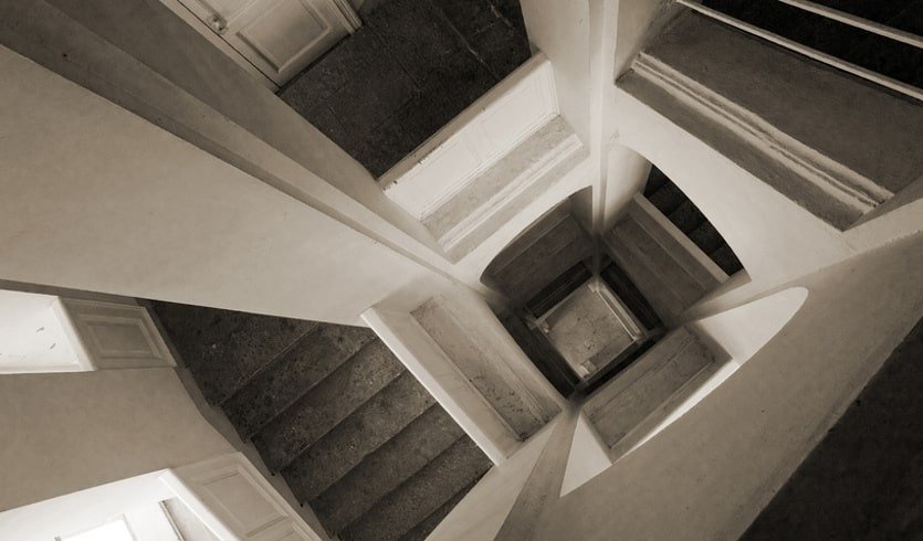 Лестницы внутри Смольного собора – сборные экскурсии для школьников в Санкт-Петербурге от 650 рублей