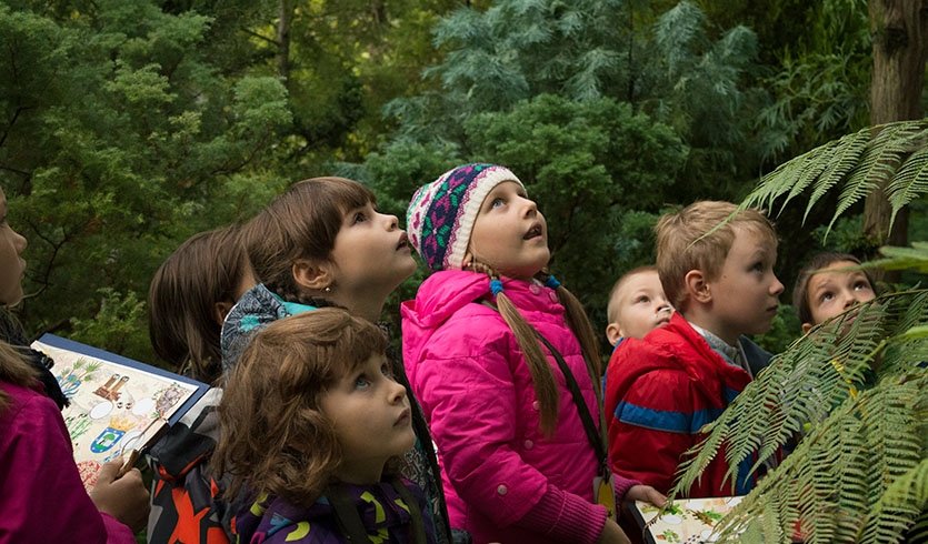 Дети в Ботаническом саду —  Сборные экскурсии для школьников в Санкт-Петербурге Дети в Ботаническом саду —  Сборные экскурсии для школьников в Санкт-Петербурге