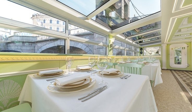 Столики – аренда теплохода в СПб от 13000 рублей