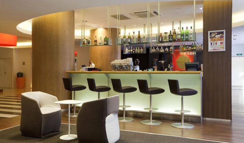 Лобби-бар в отеле Новотель Лобби-бар в отеле Новотель