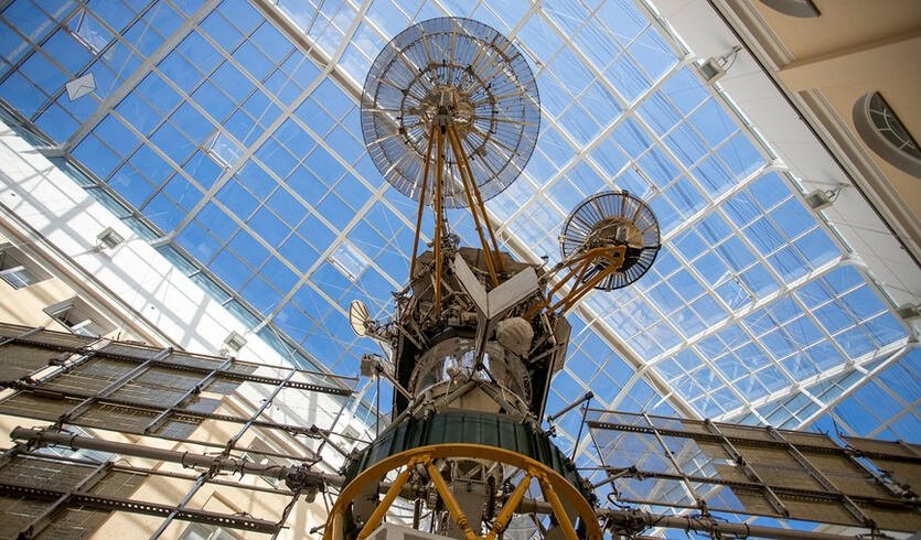 Россия. Санкт-Петербург. Спутник-ретранслятор «Луч» в Атриуме-1 Центрального музея связи (ЦМС) имени А.С. Попова – сборные экскурсии для школьников в Санкт-Петербурге