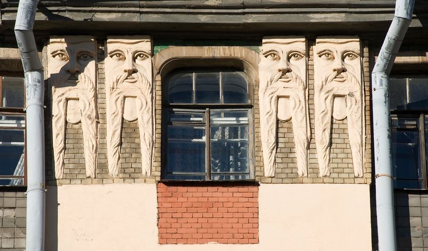 Маскароны на фасаде доходного дома П. М. Станового – пешеходные экскурсии от 1450 рублей