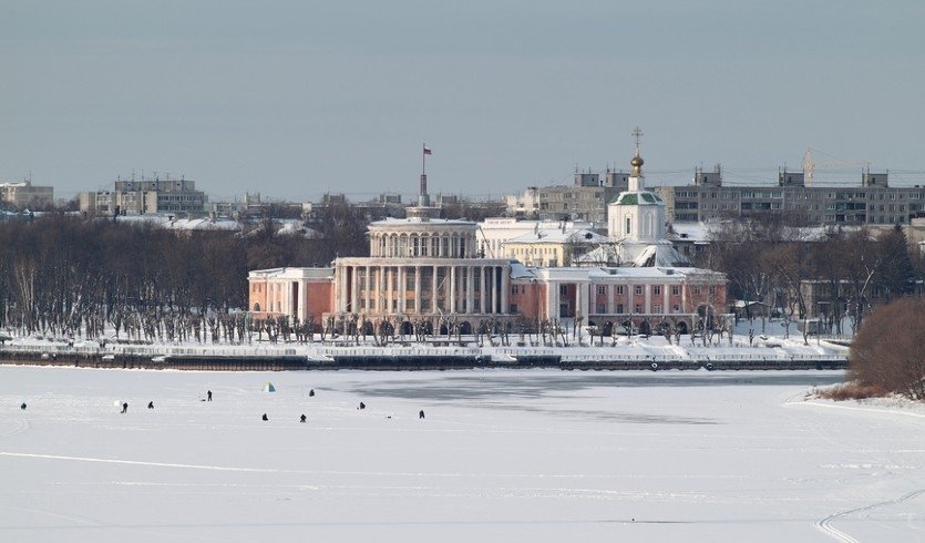 Тверь, вид на здание речного вокзала и церковь Успения Пресвятой Богородицы – туры по Золотому кольцу от 26900 рублей