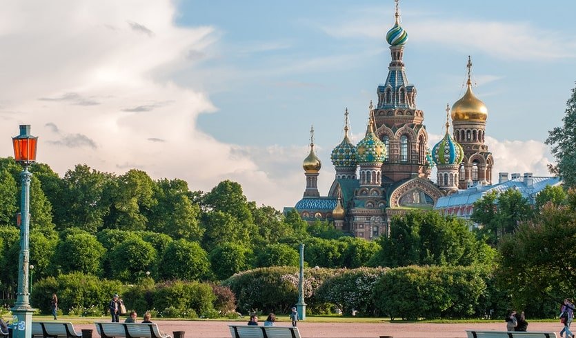 Вид с Марсова поля на Спас-на-Крови – сборные туры в Санкт-Петербург от 28620 рублей