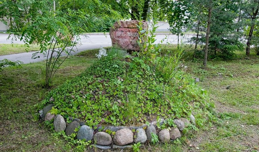 Памятный знак на предполагаемом месте захоронения Карла и Эмилии