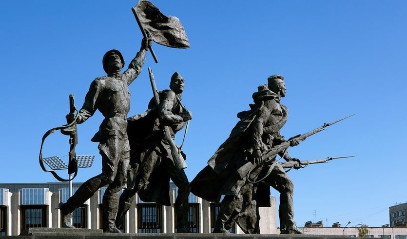 Скупьптурная группа «Солдаты» – автобусные загородные от 1500 рублей