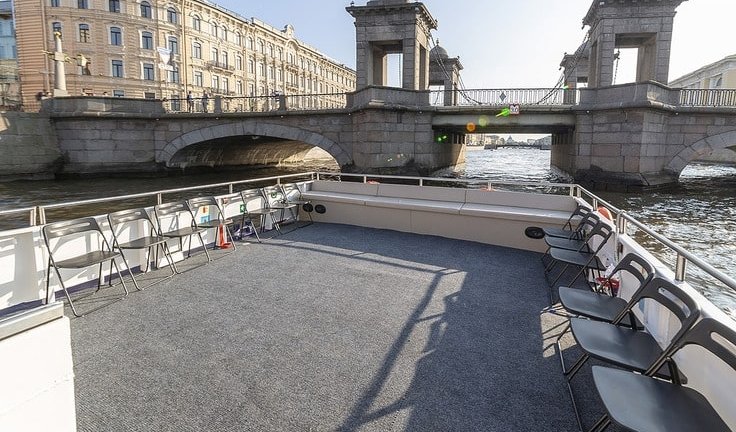 Верхняя палуба – аренда теплохода в СПб от 9500 рублейВерхняя палуба – аренда теплохода в СПб от 13000 рублей